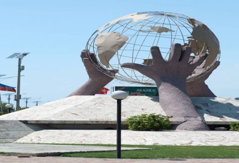 globe-hands